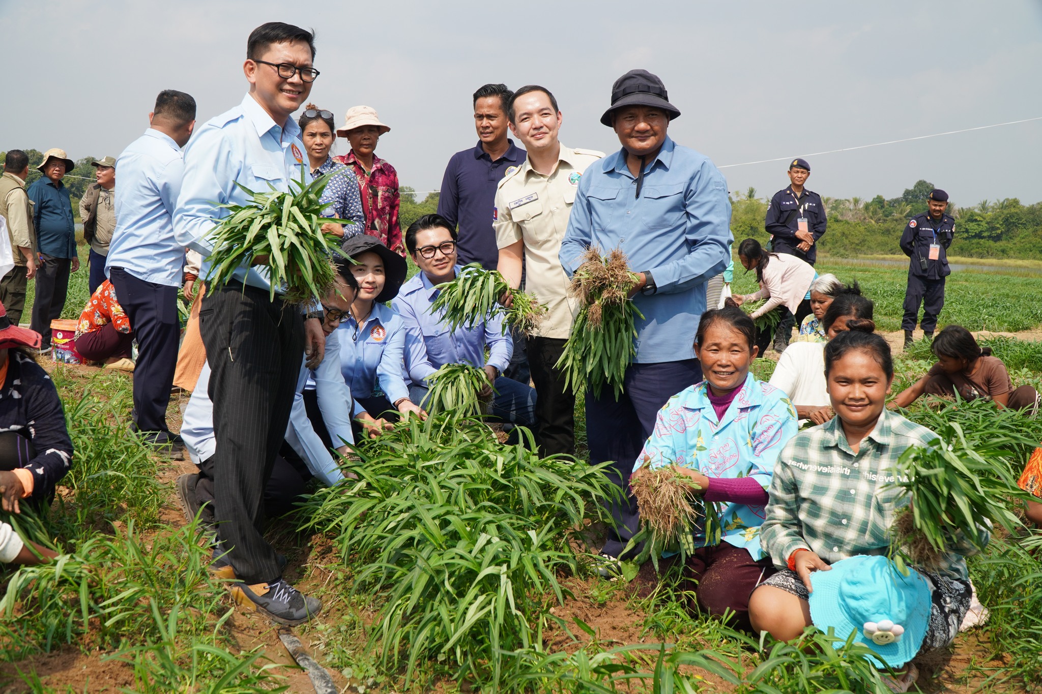 Residents at the Bat Thkav Pagoda displacement camp receive vegetables and agricultural products grown within the camp. Supplied