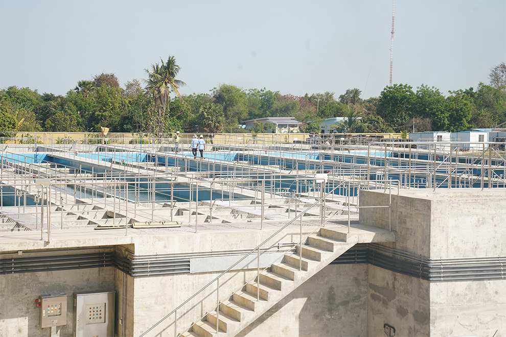 Battambang Water Utility staff monitor the clean water flow using the state-of-the-art equipment. Hong Raksmey