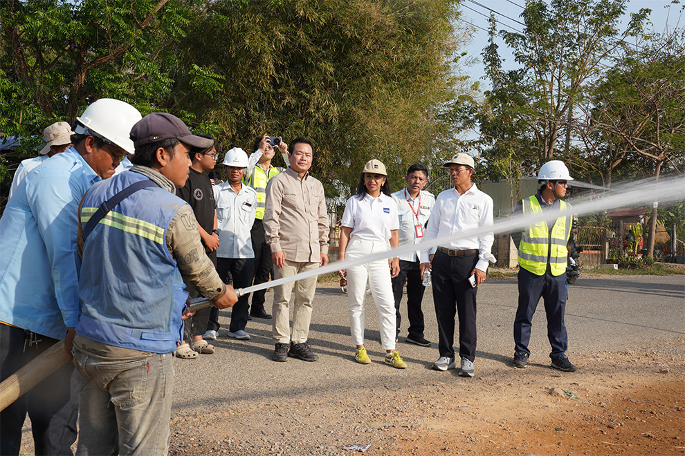 Asian Development Bank (ADB) country director for Cambodia Yasmin Siddiqi observes experts test the water quality. Hong Raksmey