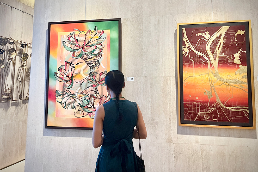 Visitors admire the Tonlé to Treeline opening night at the Rosewood Phnom Penh Art Gallery. Hong Raksmey