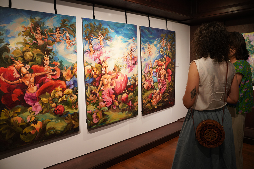 Visitors observe Rithy Heng’s artwork. Hong Raksmey