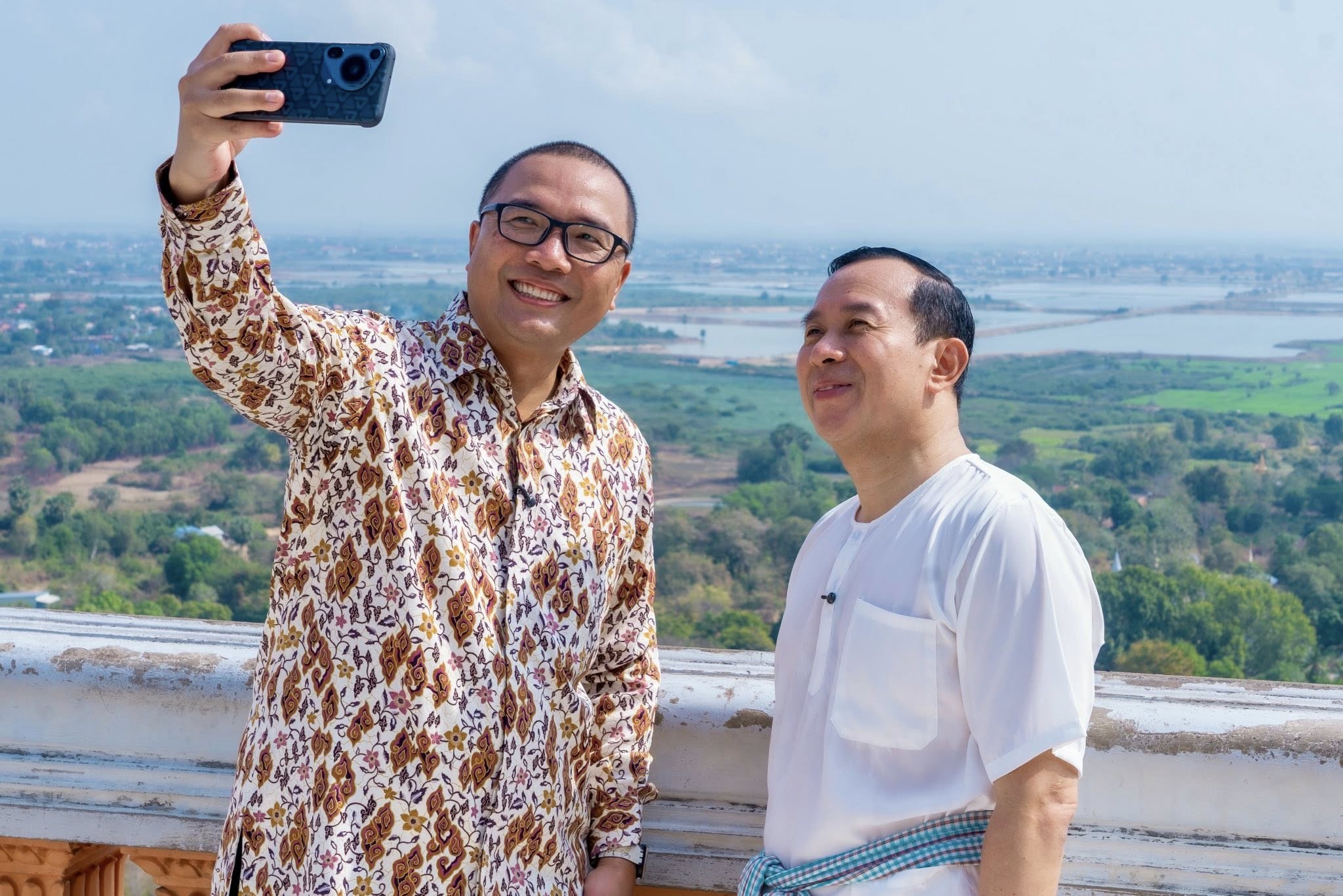 Santo Darmosumarto, Indonesian ambassador to Cambodia, takes a selfie with Huot Hak, Tourism minister, at Udong Mountain. Tourism ministry