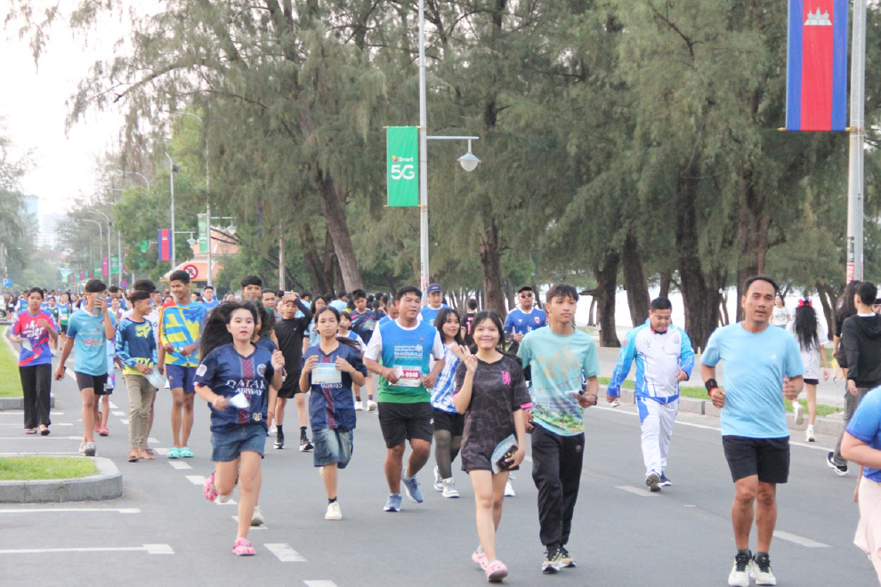 Participants ran and walked along a scenic coastal route of approximately 16–17km during the event in Sihanoukville. Chhorn Norn