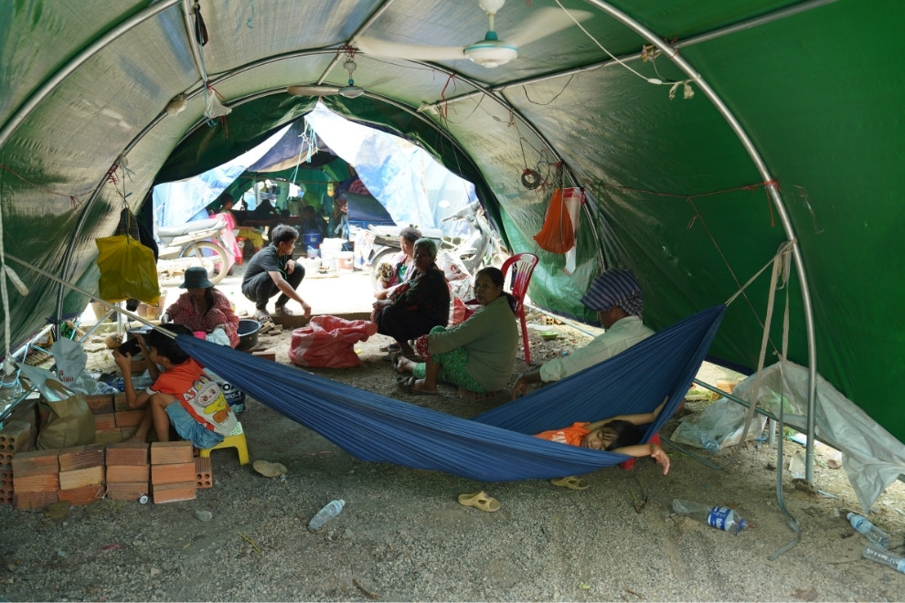 Residents from the Wat Kandoul refugee camp have arrived at new, spacious and comfortable temporary shelters in Svay Chek district. Hong Raksmey