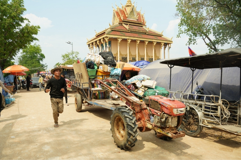 Displaced residents depart Wat Kandoul for the new settlement. Hong Raksmey