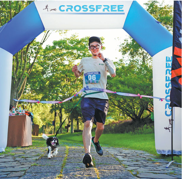 Bai Yu and his wife Ju Jie hold a wedding ceremony for their pet dogs Elio and Mira in Hangzhou, Zhejiang province. PHOTO: CHINA DAILY