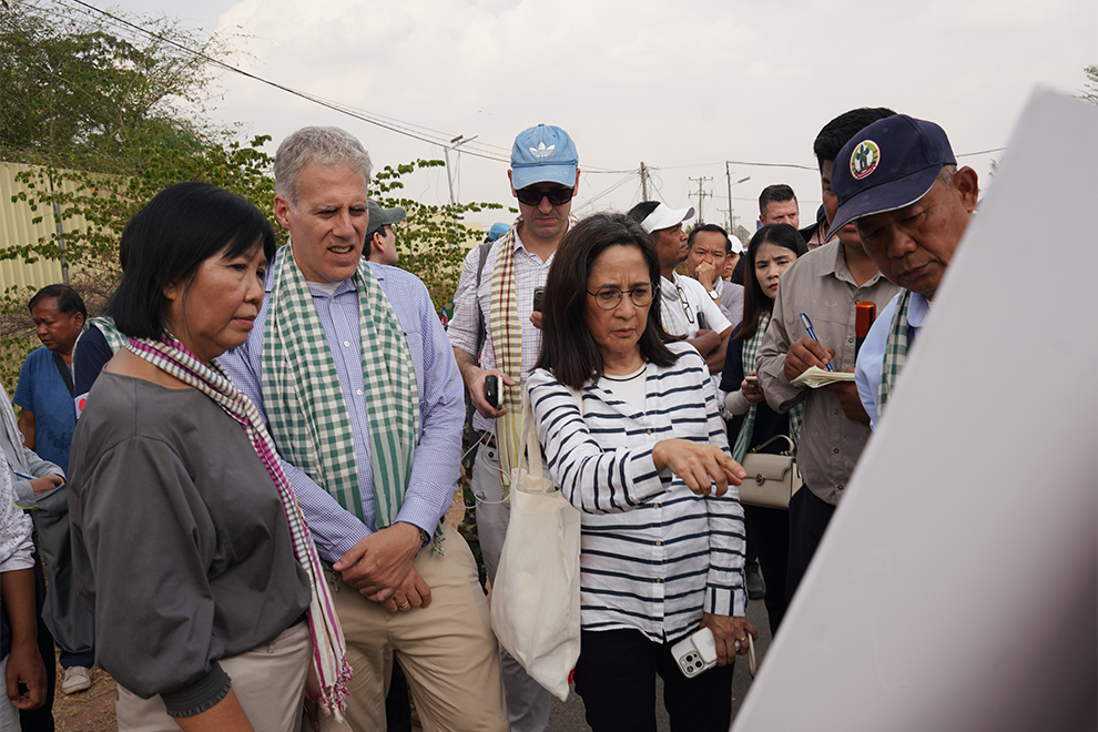Acting Minister of Foreign Affairs and International Cooperation Eat Sophea (far left), Philippines ambassador to Cambodia Flerida Ann Camille P. Mayo (centre) and others discuss the situation on the border. Hong Raksmey