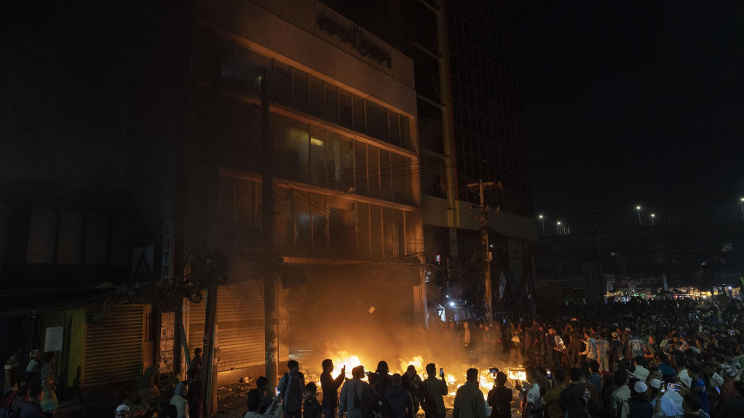 Mobs set ablaze the Prothom Alo office on December 18, 2025. PHOTO: THE DAILY STAR
