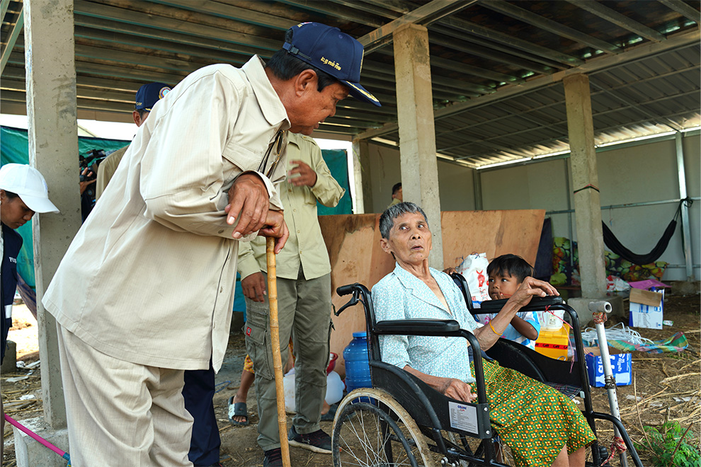Kun Kim, first vice-president of the National Committee for Disaster Management (NCDM), visited elderly people at new temporary shelters in Svay Chek district. Hong Raksmey