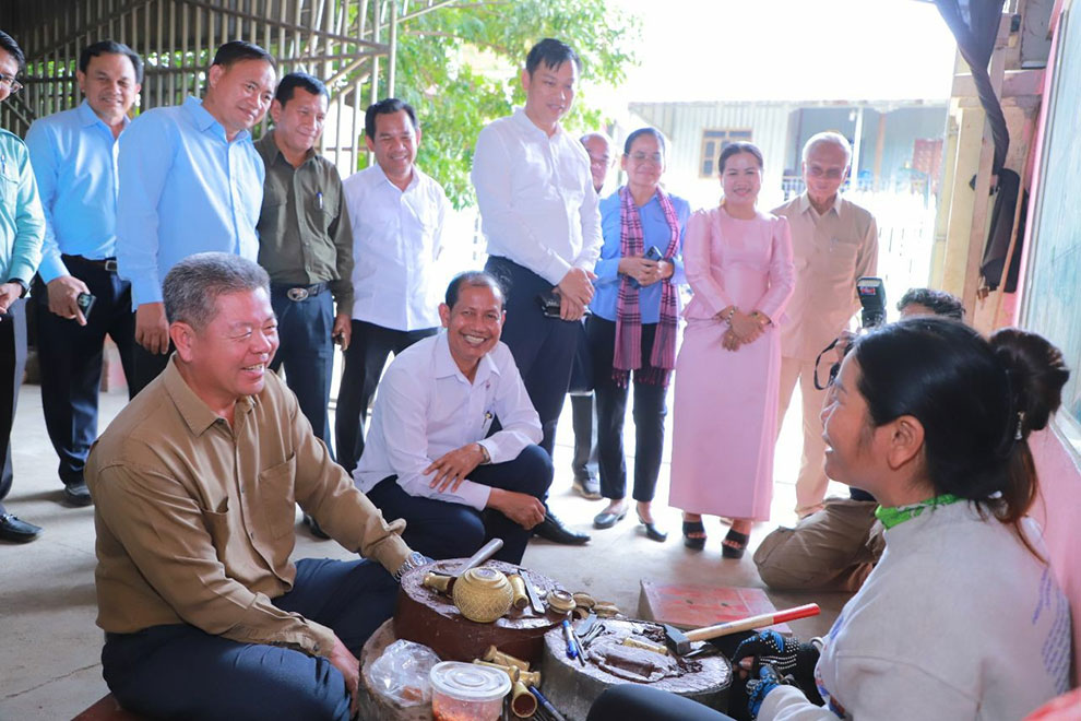 Kandal governor encourages artisan silversmiths to preserve Khmer style