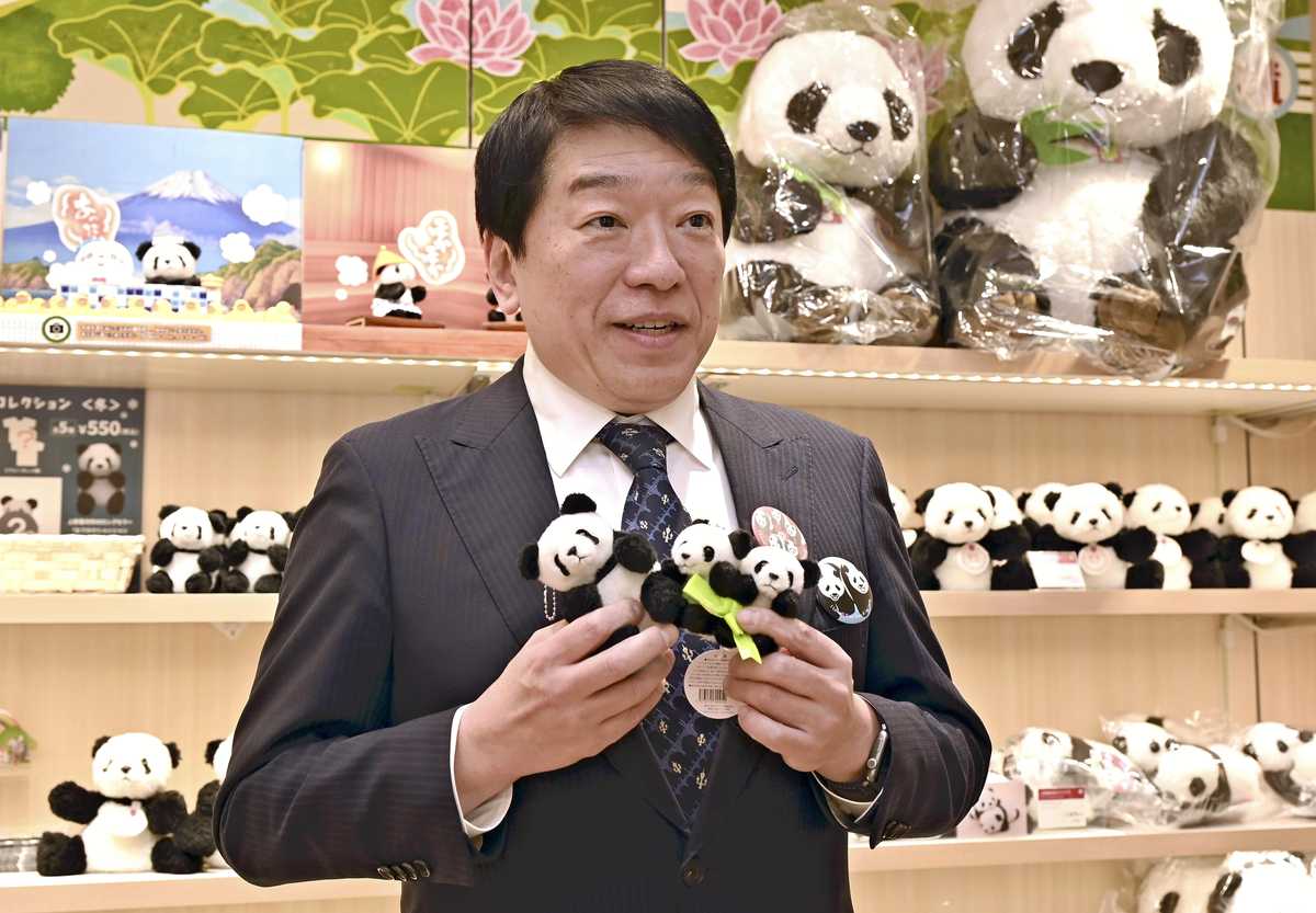 Takuya Shimasaki, president of the operating company of Ueno Information Center, speaks as he holds plush toys featuring Ueno Zoo’s twin pandas, Xiao Xiao and Lei Lei, at the center earlier this month. PHOTO: THE YOMIURI SHIMBUN