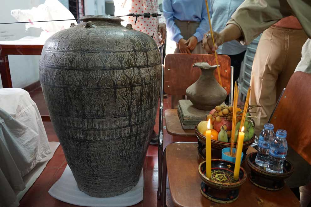 Pursat pagoda presents artefacts to minister