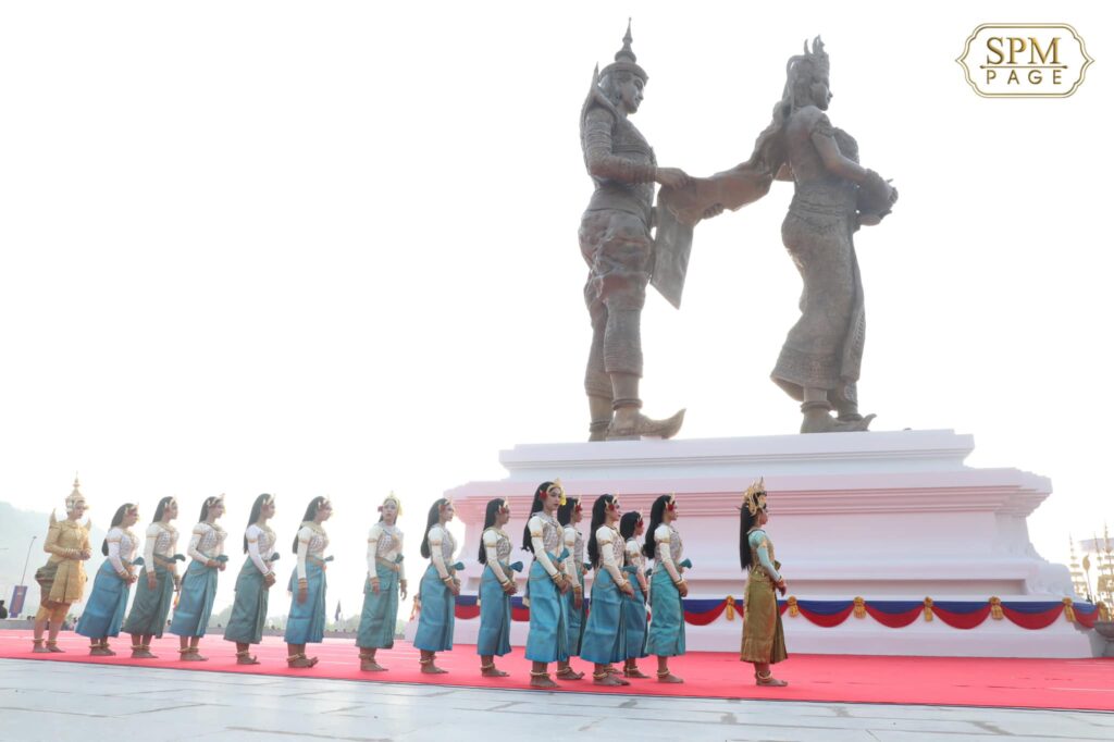 Hun Sen inaugurates largest monument of legendary kingdom founders
