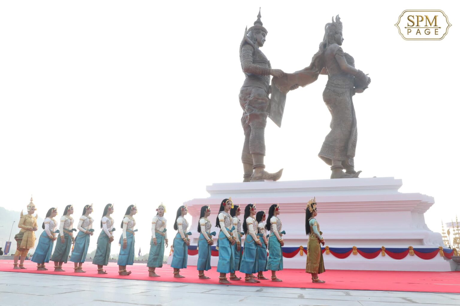 Hun Sen inaugurates largest monument of legendary kingdom founders