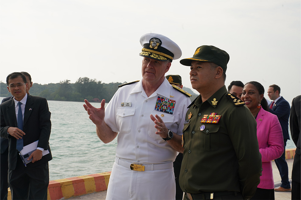 Admiral Samuel Paparo, Commander of the US Indo-Pacific Command, described the capabilities of the USS Cincinnati (LCS 20) to defence minister Tea Seiha at Ream Navy Base. Hong Raksmey 