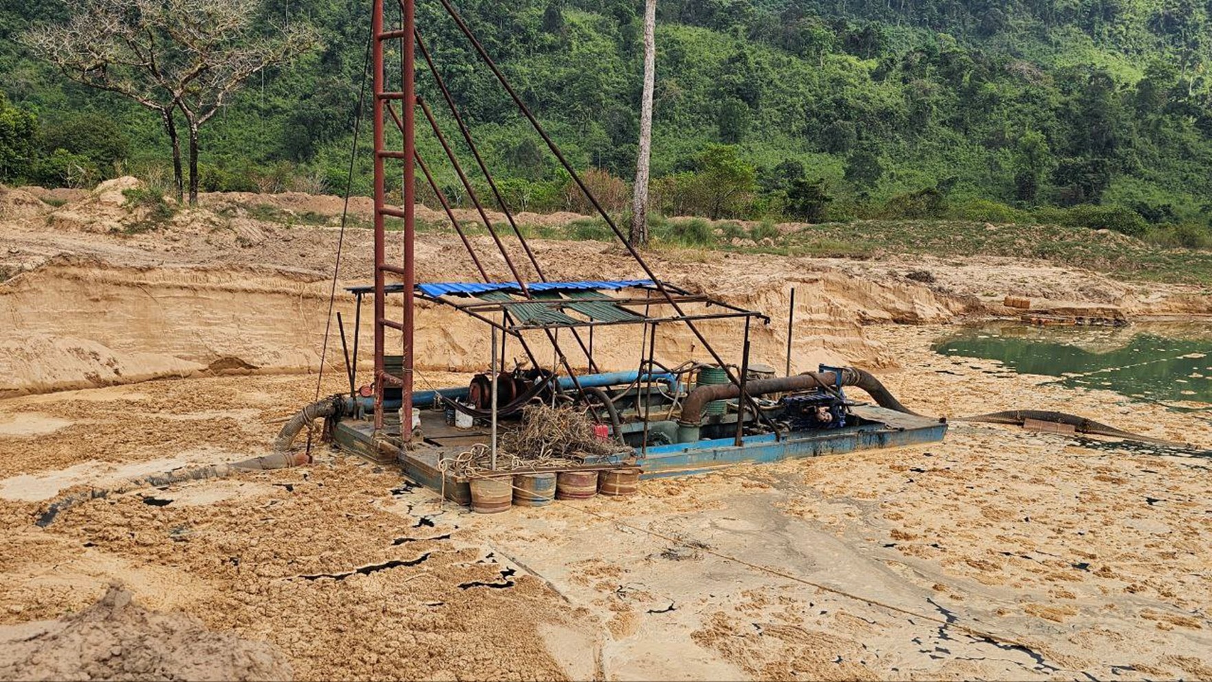 The ministry of environment has suspended a sand dredging operation in Koh Kong province. Environment ministry