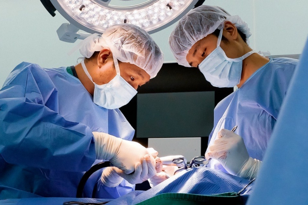 Vinmec’s team opted for a total elbow megaprosthesis with bone defect reconstruction, supported by in-house 3D technology.