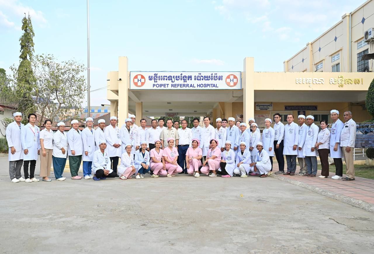 Health minister Chheang Ra has praised medical staff at Poipet Referral Hospital as ‘frontline heroes’ for their work during the recent armed clashes with the Thai military. Supplied
