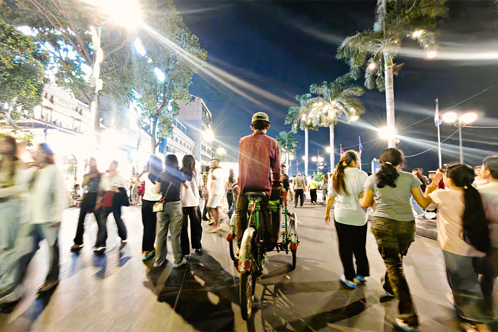 The number of cyclos are limited to 14 per evening, so as not to obstruct the pedestrians. Hong Raksmey