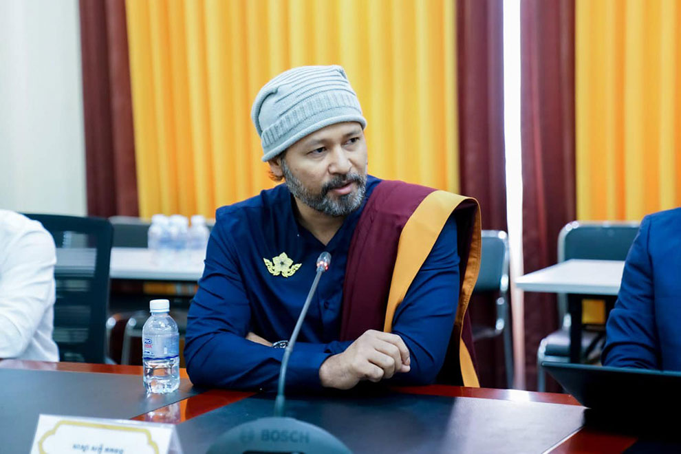 'Scholar' admits fault