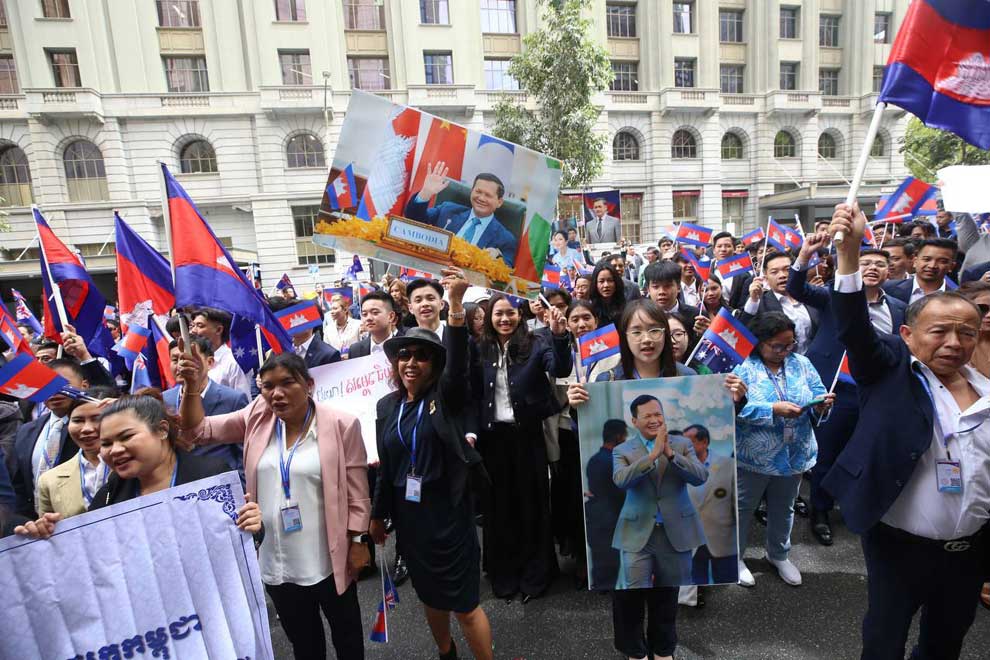 Manet welcomed by expats in Aussie