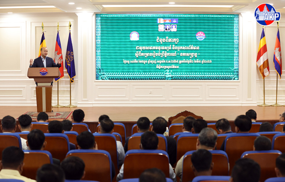 Civil service minister Hun Many addresses a March 2 meeting with the information ministry and the 