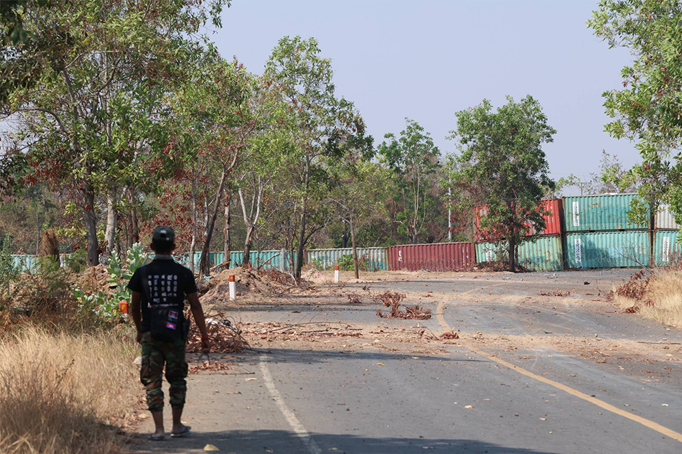 Thai troops install barbed wire and shipping containers in Chouk Chey village, including along National Road 58, which links O’Bei Chaon to Poipet. Hong Raksmey