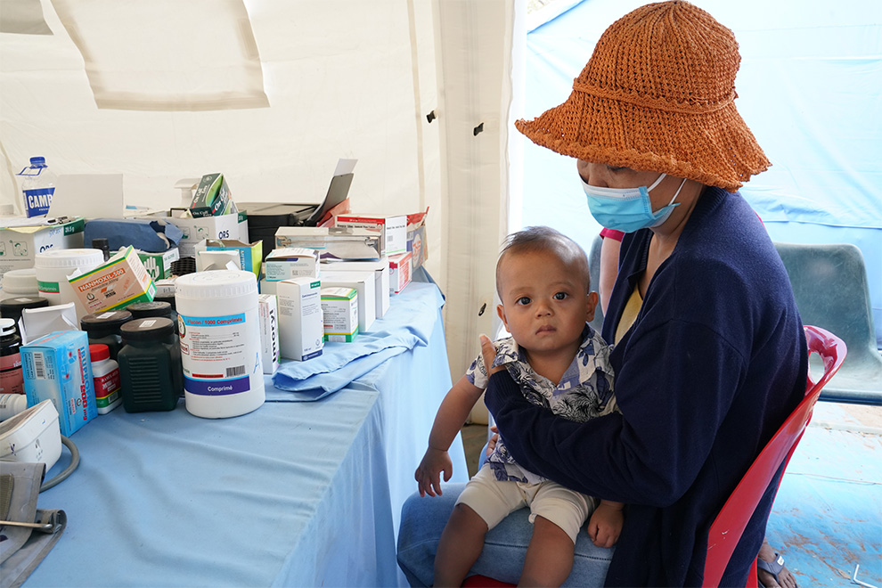 Health workers at Wat Kandoul have observed flu symptoms, sore throats and mild infections among evacuees, conditions often linked to crowded living environments. Hong Raksmey