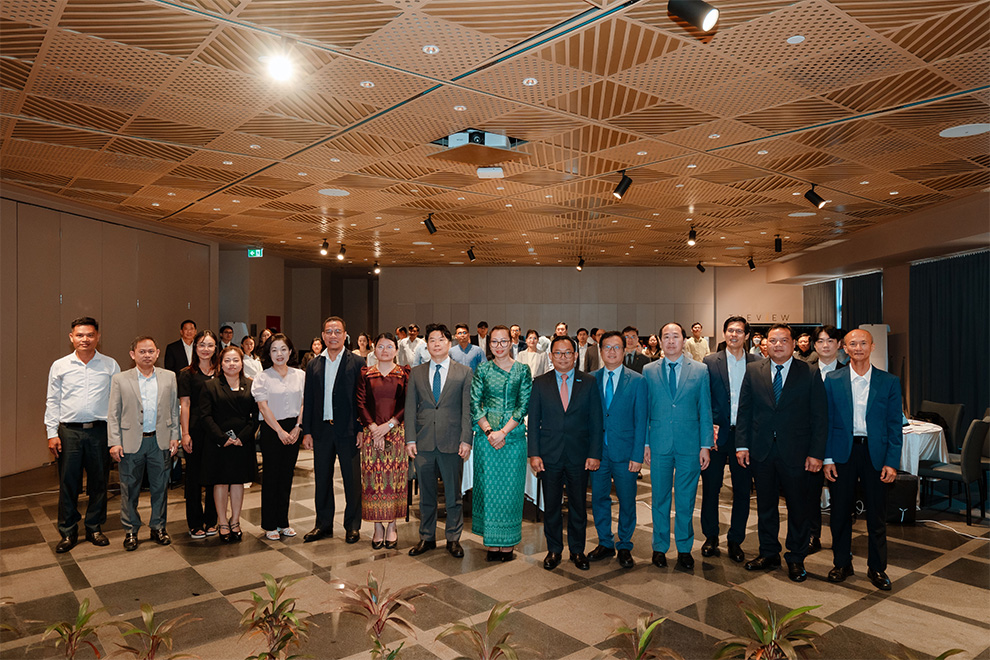 Sovann Vannaroth, Permanent Secretary of State at the Ministry of Labour and Vocational Training, addresses the opening workshop. Post Staff  