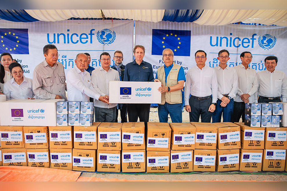 Agriculture minister Dith Tina, EU ambassador Igor Driesmans, Banteay Meanchey governor Oum Reatrey and UNICEF deputy representative Anirban Chatterjee attended an aid distribution operation in Banteay Meanchey province on February 7. Supplied
