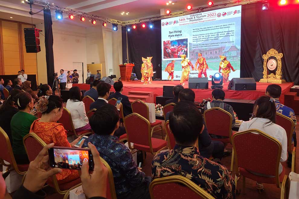 Indonesian tourists embracing Cambodia
