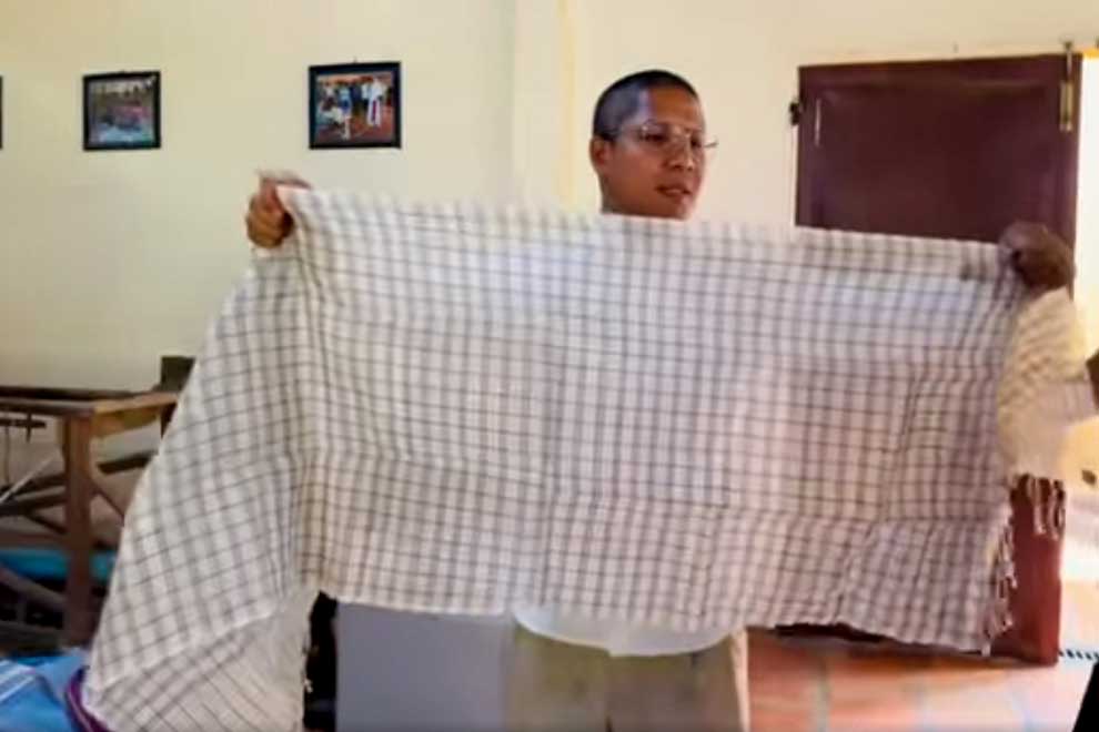 Takeo man turns banana tree fibres into woven krama