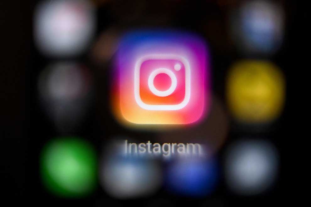 Russia bans Instagram and Facebook as 'extremist'
