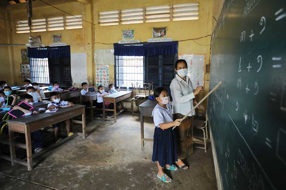 PM hails Cambodian teachers' invaluable sacrifices