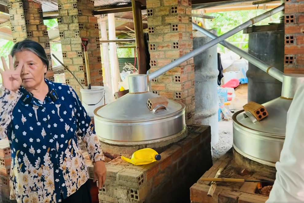 Traditional rice wine continues to attract thirsty Battambang tourists