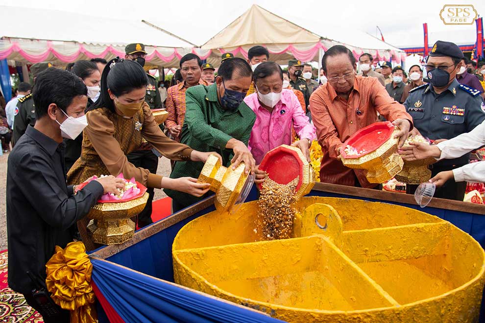 New 'Win-Win' Monument for Pailin province