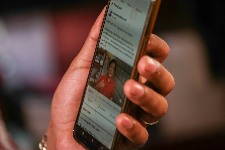 Duterte blocks bill to register social media users