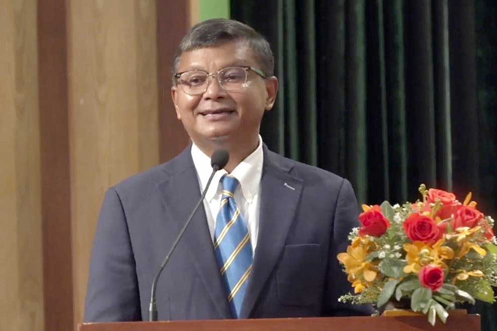 First and second graders get core curriculum kits in reading