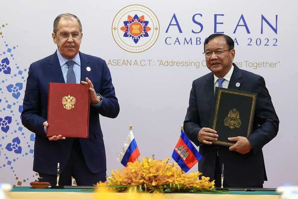 Russia offers scholarships despite differences