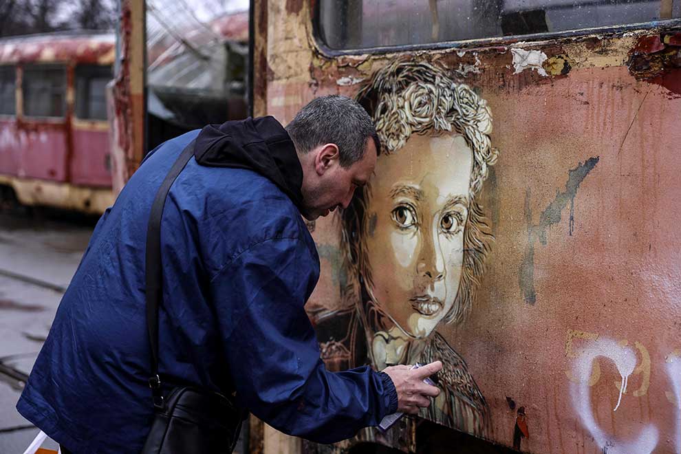 French artist spraying 'smiles and humanity' in Ukrainian warzone