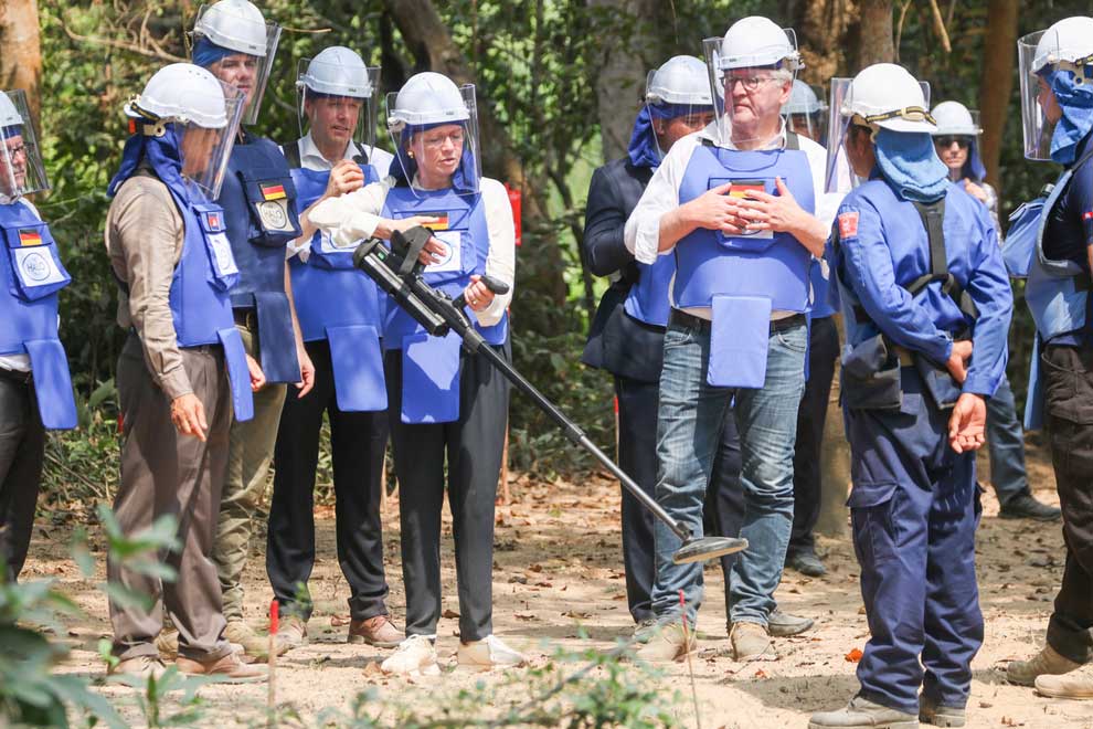 German president observes mine clearance in Siem Reap