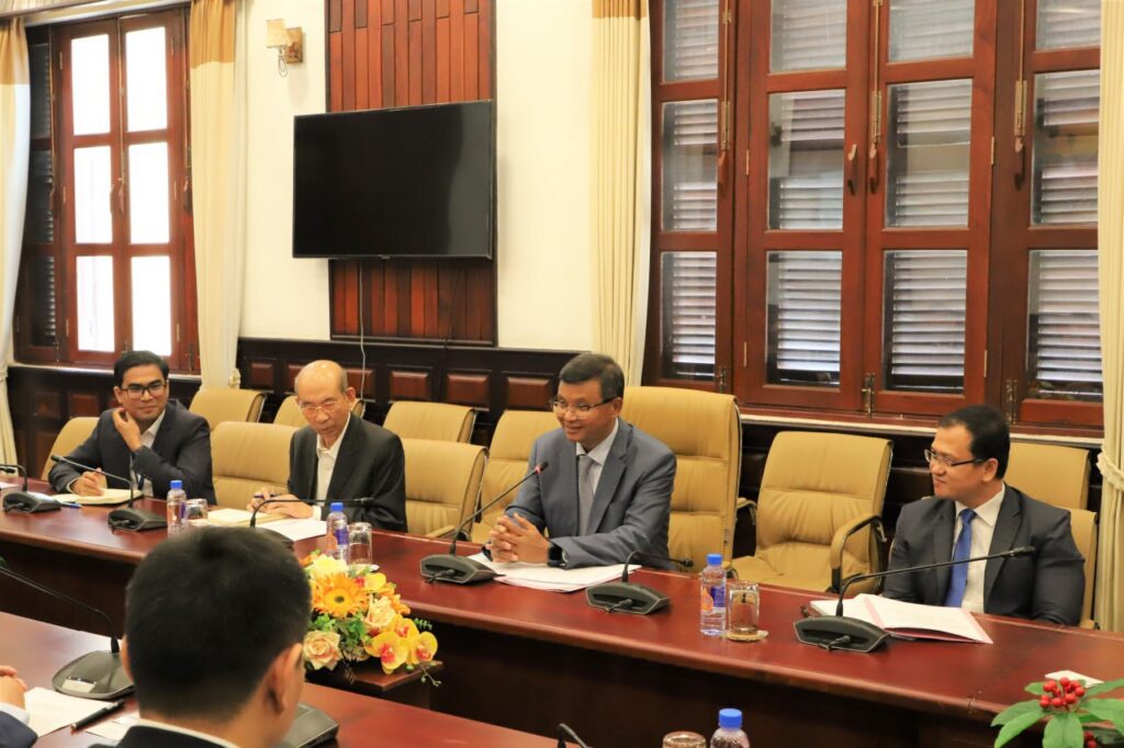 Education minister discusses cooperation with ACC