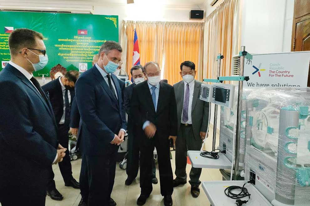 Czechs donate nearly $400K of modern medical equipment