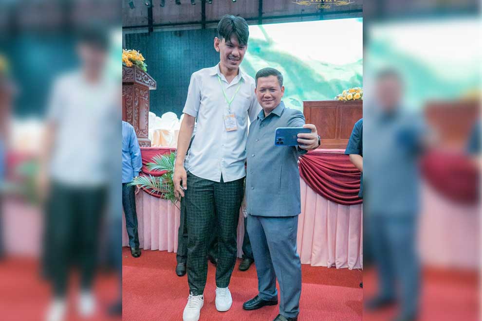 An Vanda: 2m tall man reaches out for dreams