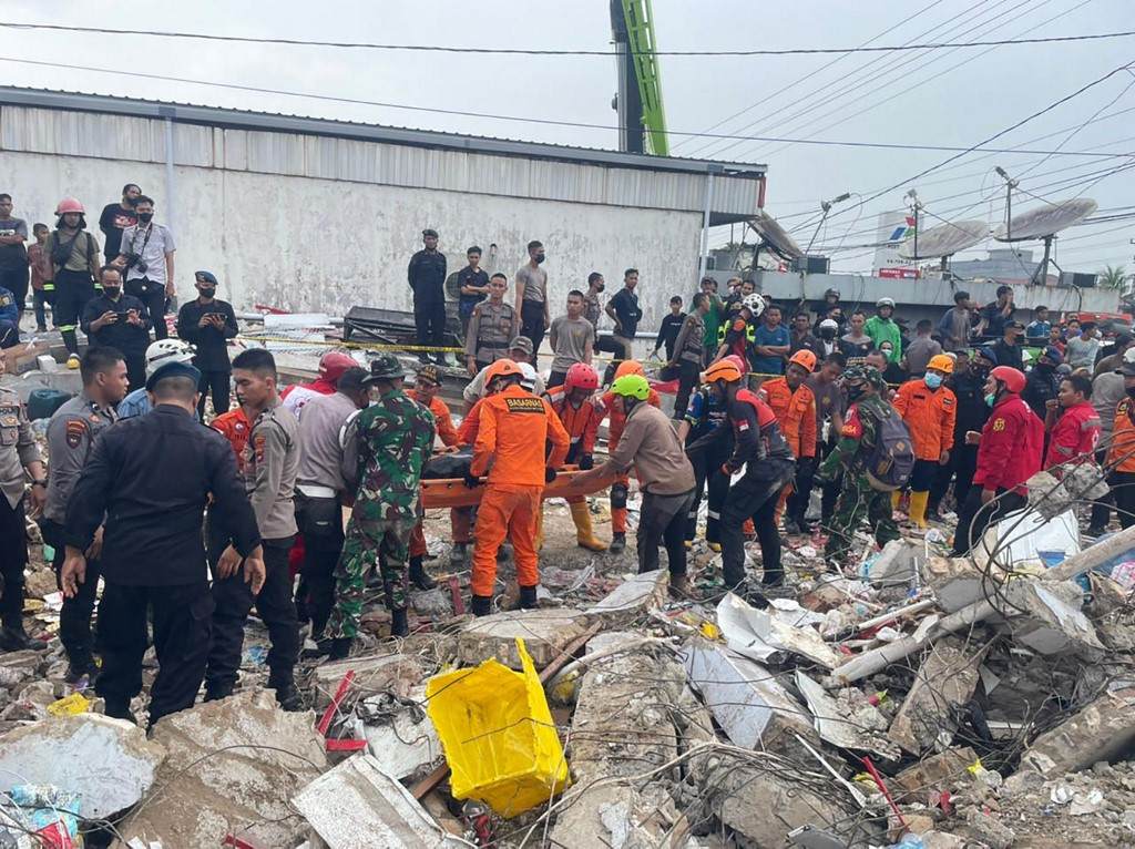 Indonesia mini-market collapse kills 5 as search for survivors continues