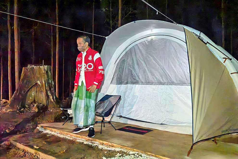 Jokowi takes camping trip to new capital site