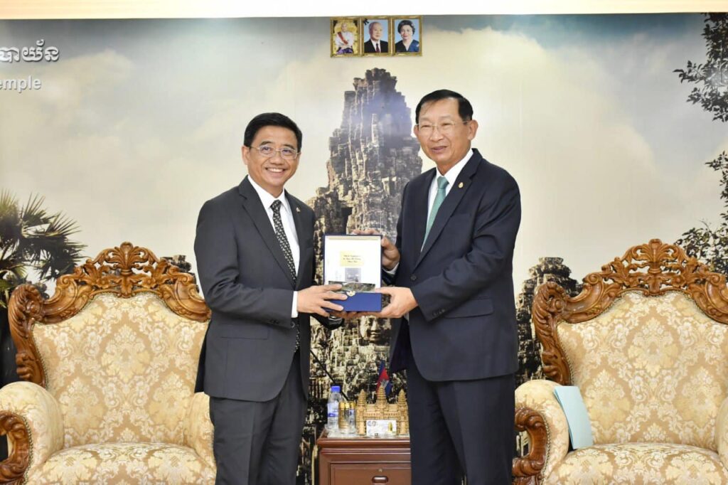 Industry minister invites Thai companies to join science expo next month