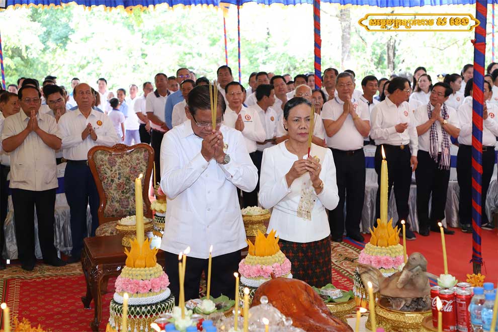 Sar Kheng prays for peaceful elections