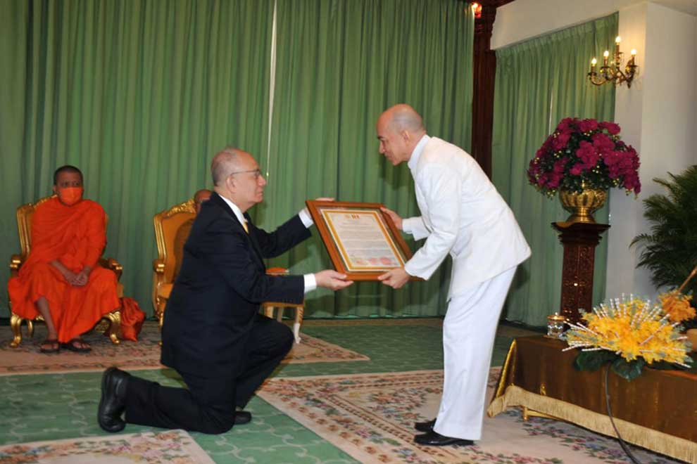 King honoured as Royal Patron of fellowship of world Buddhists