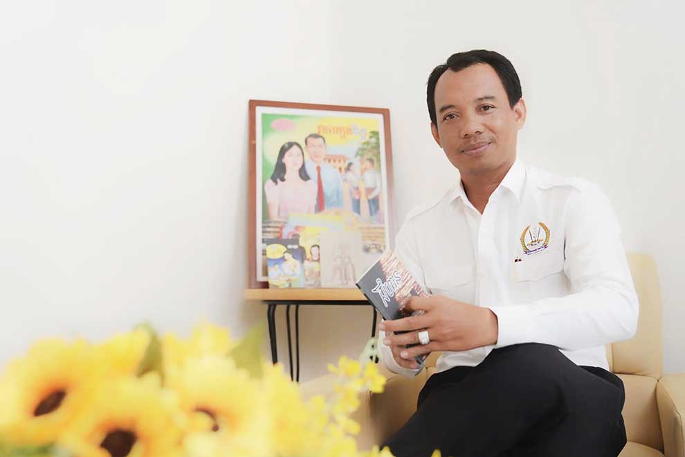 'Rural poet' earns online following with old school Khmer ballads on love